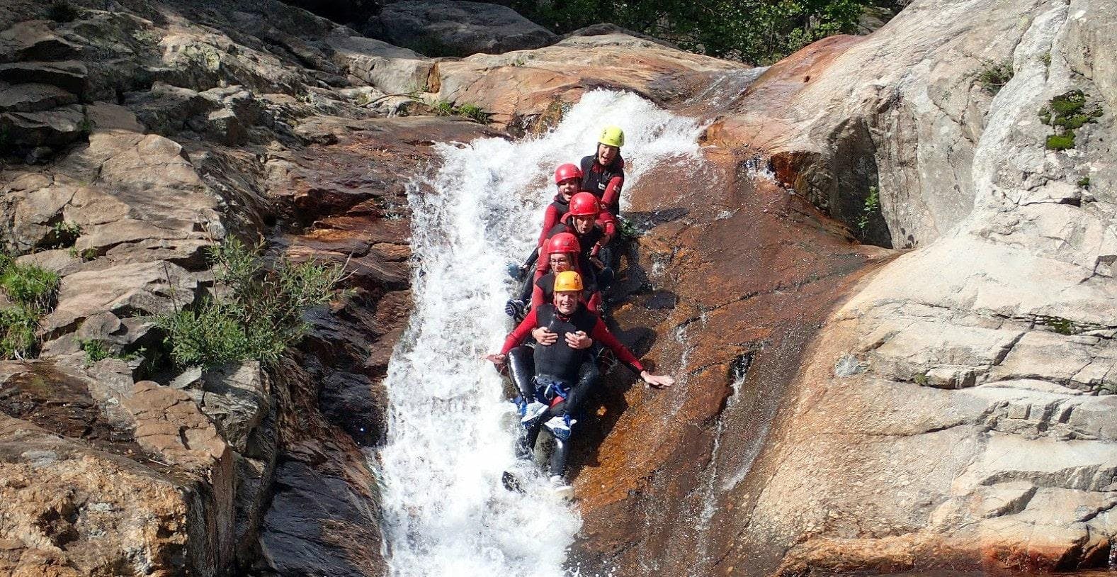P5150105-min Panorama mozzafiato con montagne e mare, dove hanno luogo le attività di Terre Liquide.