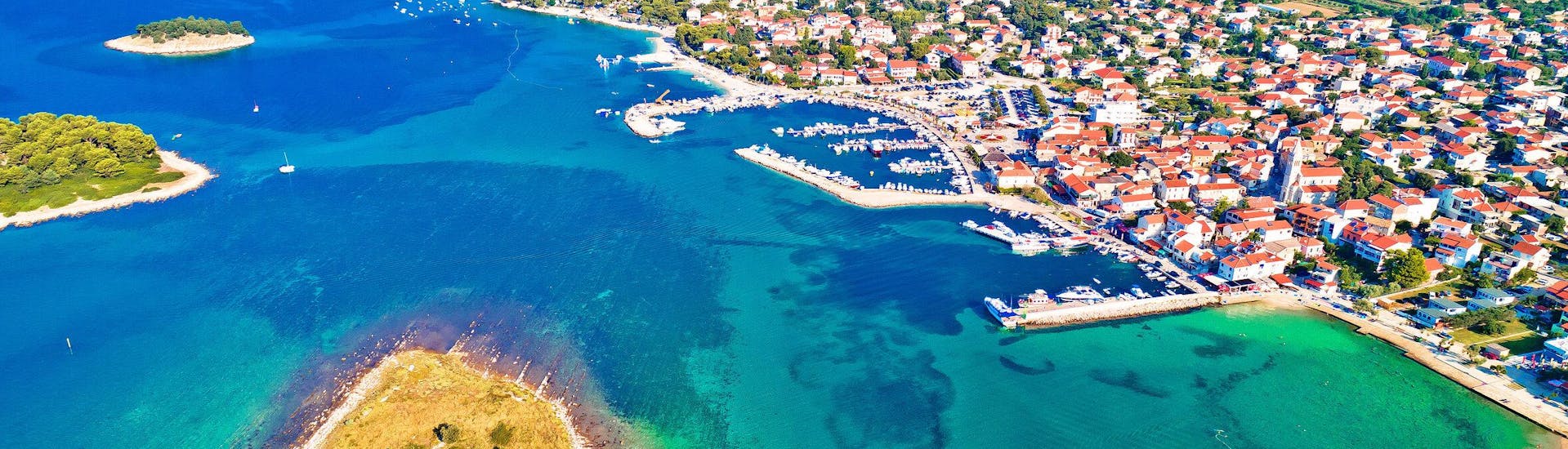 Vista desde el aire de la costa de Pakostane en Croacia.