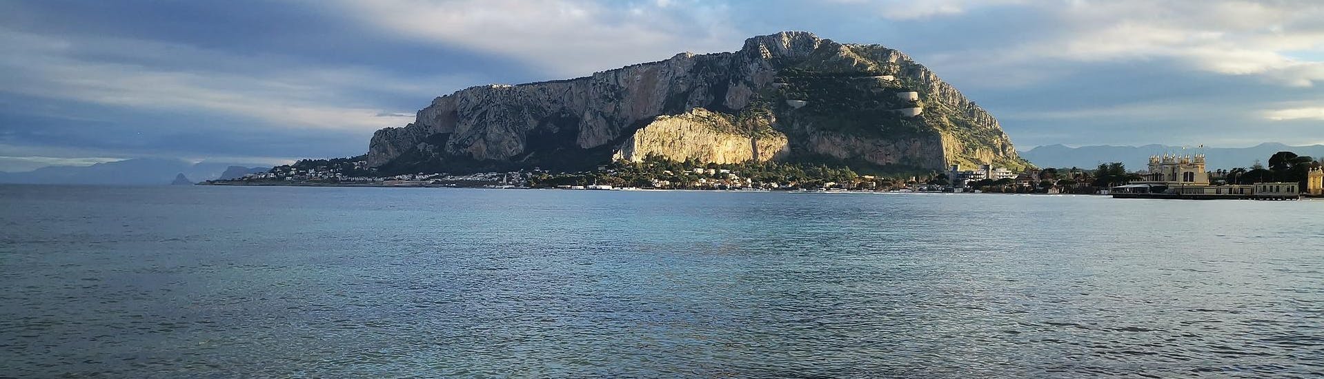Mondello Beach en een berg op de achtergrond in Palermo.
