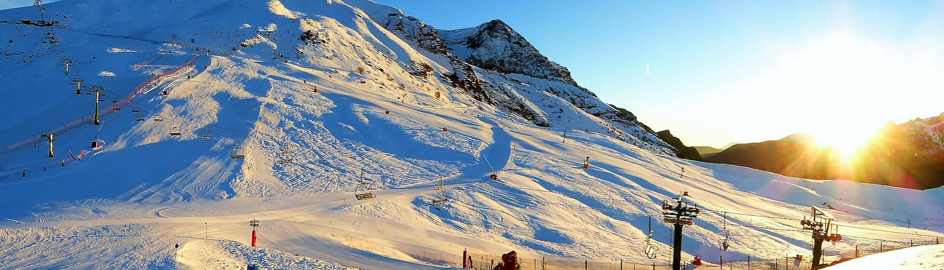 The sun shines on the beautiful, wide pistes of the ski school Escuela Española de Esquí Panticosa.