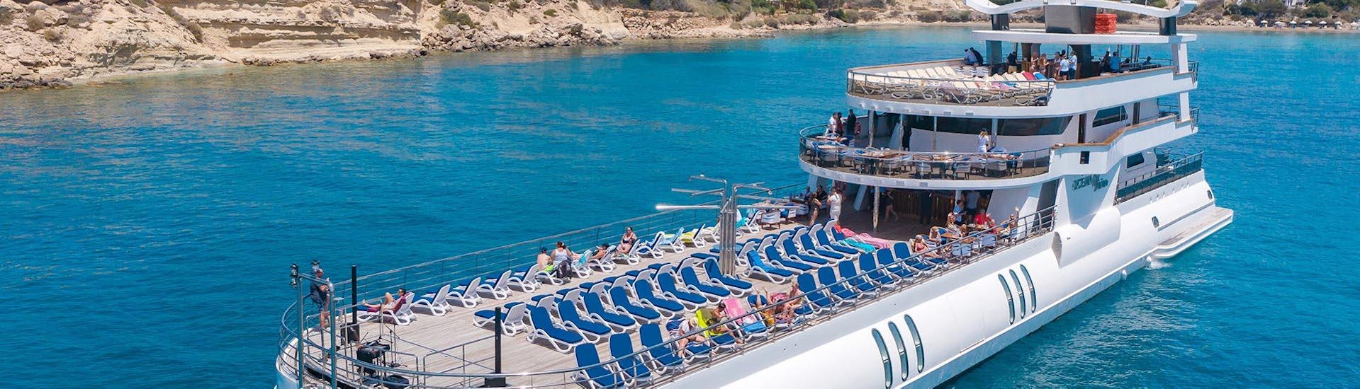 La grande Ocean Vision, della Paphos Sea Cruises, in navigazione sulla costa di Cipro.