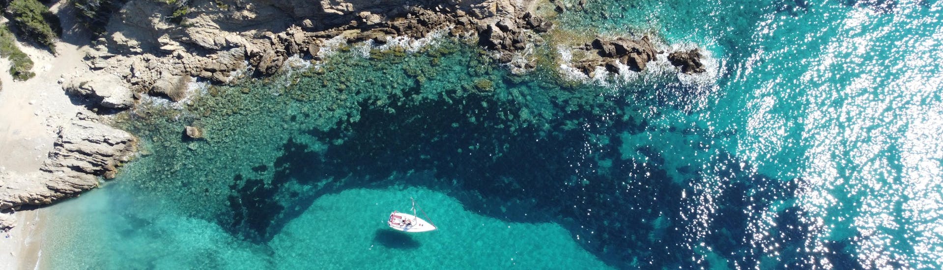 The boat of Para Vida Sailing is in the middle of the water in Mallorca.