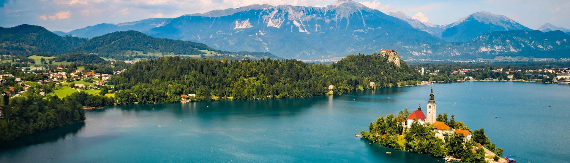Uitzicht over het prachtige meer van Bled, een populaire bestemming voor paragliding. 
