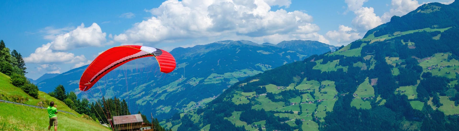 Wunderschöne Aussicht auf die Zillertaler Bergwelt in Mayrhofen, ein beliebtes Gebiet für Paraglider.