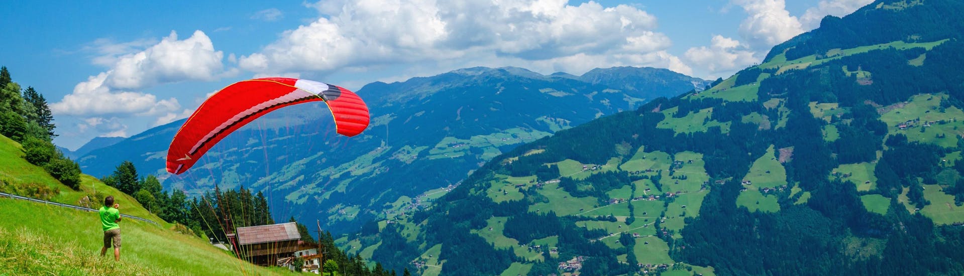 Wunderschöne Aussicht auf die Zillertaler Bergwelt, ein beliebtes Gebiet für Paraglider.
