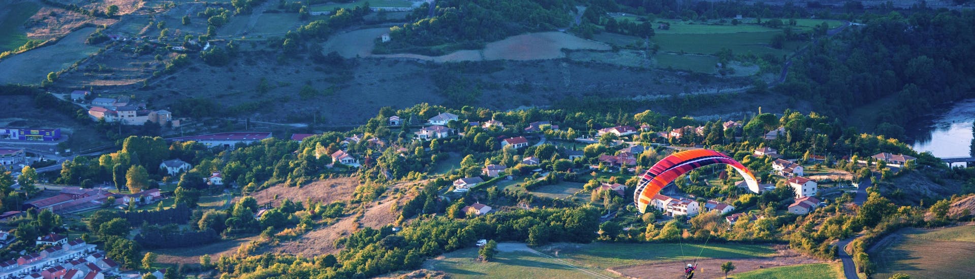 Grands Causses (regionaal natuurpark): Een tandemvlucht vindt plaats in een van de hotspots voor paragliding.