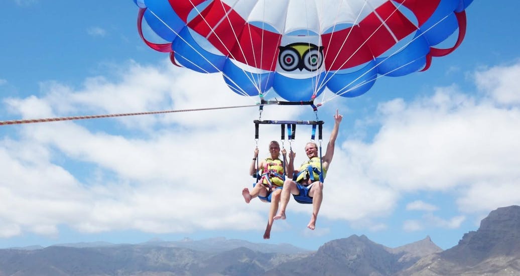 Ein begeistertes Paar beim adrenalingeladenen Parasailing in Costa Adeje mit Parascending Tenerife.