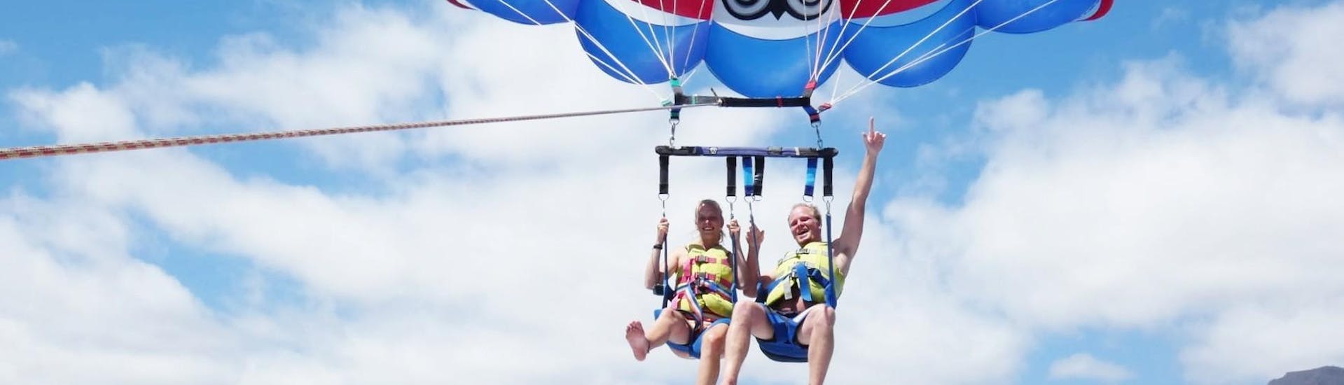 Una coppia emozionata durante il paracadute ascensionale a Costa Adeje con Parascending Tenerife.