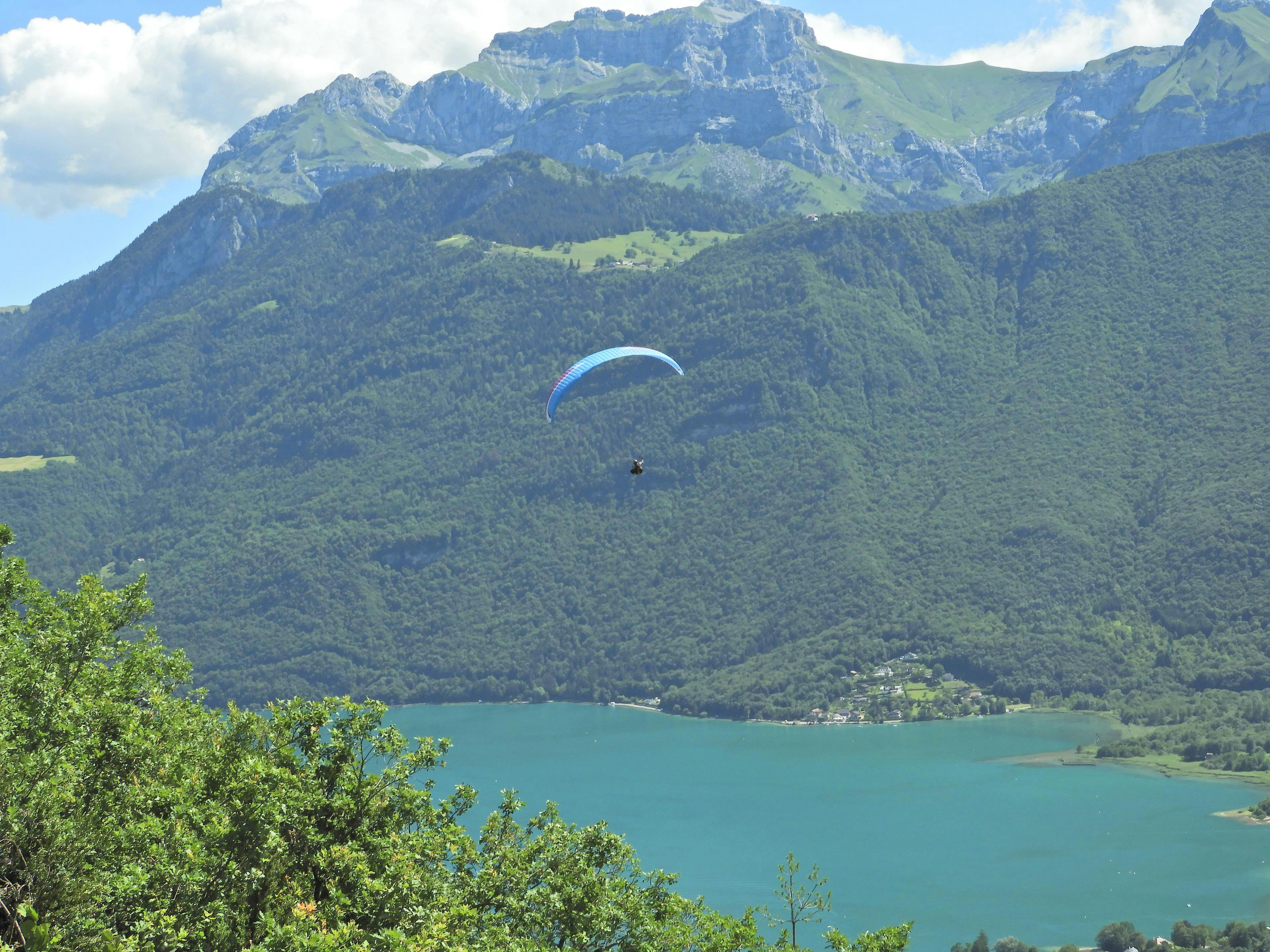 Beautiful landscapes showcasing mountains and sea, where the experiences of ParaWorld - Accademia di Volo Italiana are taking place.