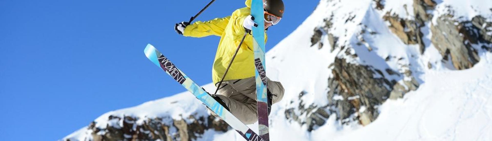 Ein Skifahrer macht bei seiner Aktivität "Privater Freestyle Skikurs" mit dem Anbieter Adrenaline Skischule Verbier einen Sprung in einem Freestyle Park. 