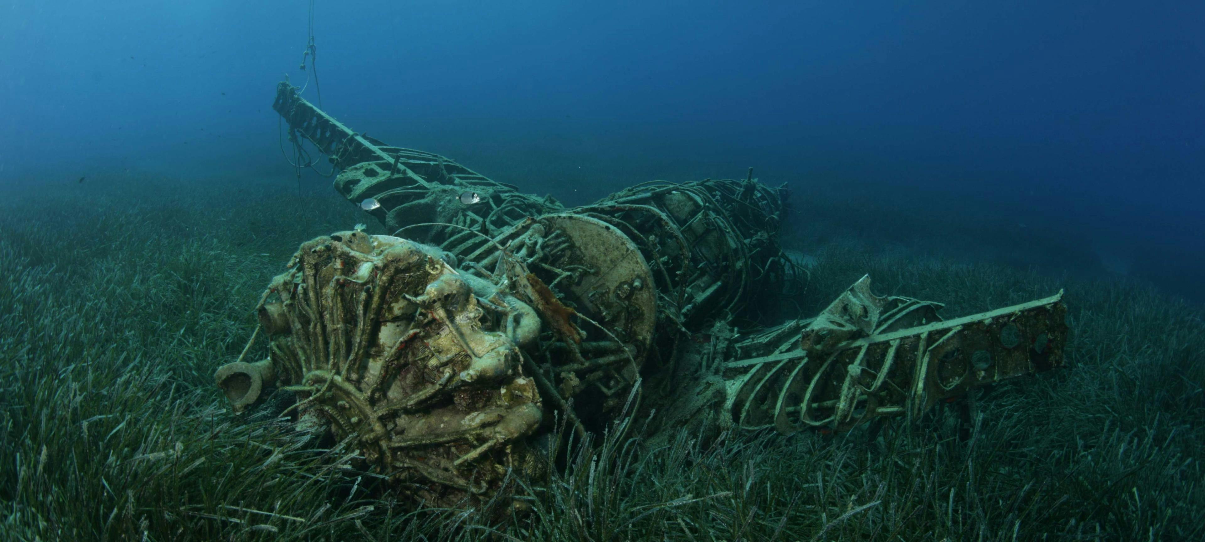 Beautiful landscapes showcasing mountains and sea, where the experiences of Paros Divers are taking place.