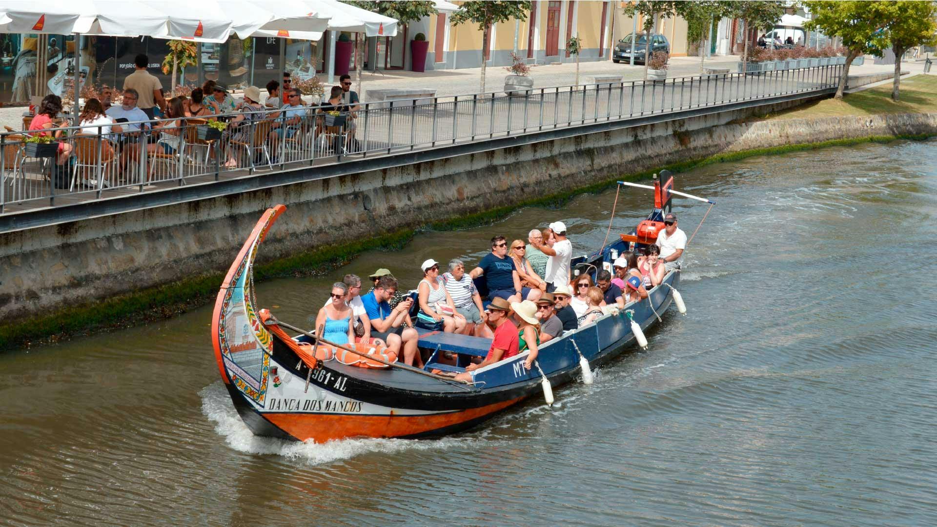 Panorama mozzafiato con montagne e mare, dove hanno luogo le attività di Aveiro com Paixão.