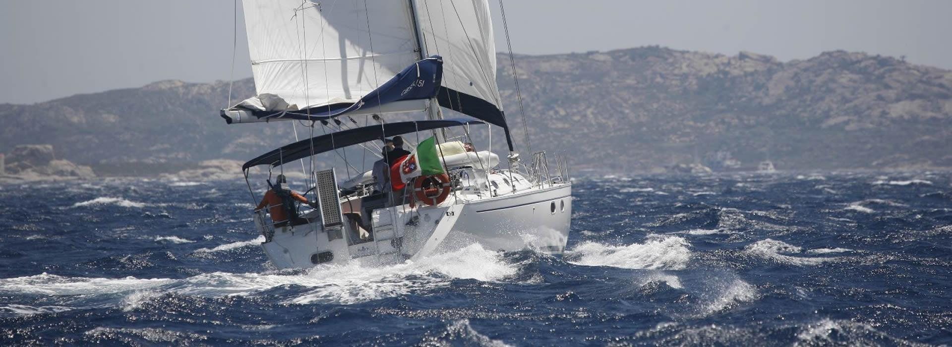 Panorama mozzafiato con montagne e mare, dove hanno luogo le attività di Petag Sailing Palau.