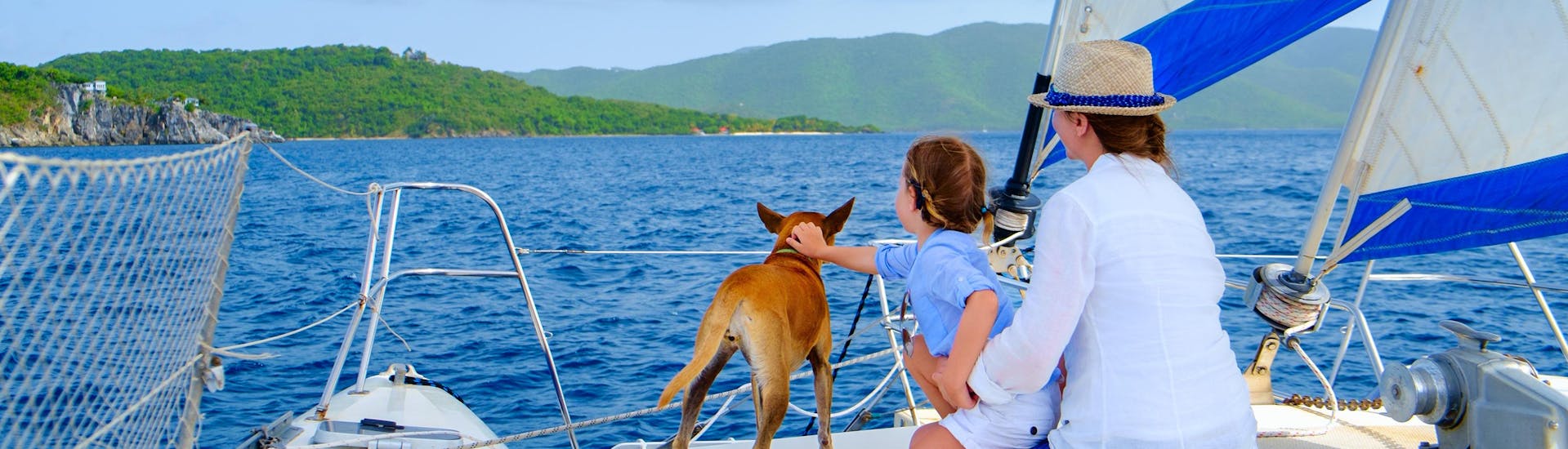 Eine Familie mit ihrem Hund während einer haustierfreundlichen Bootsfahrt.