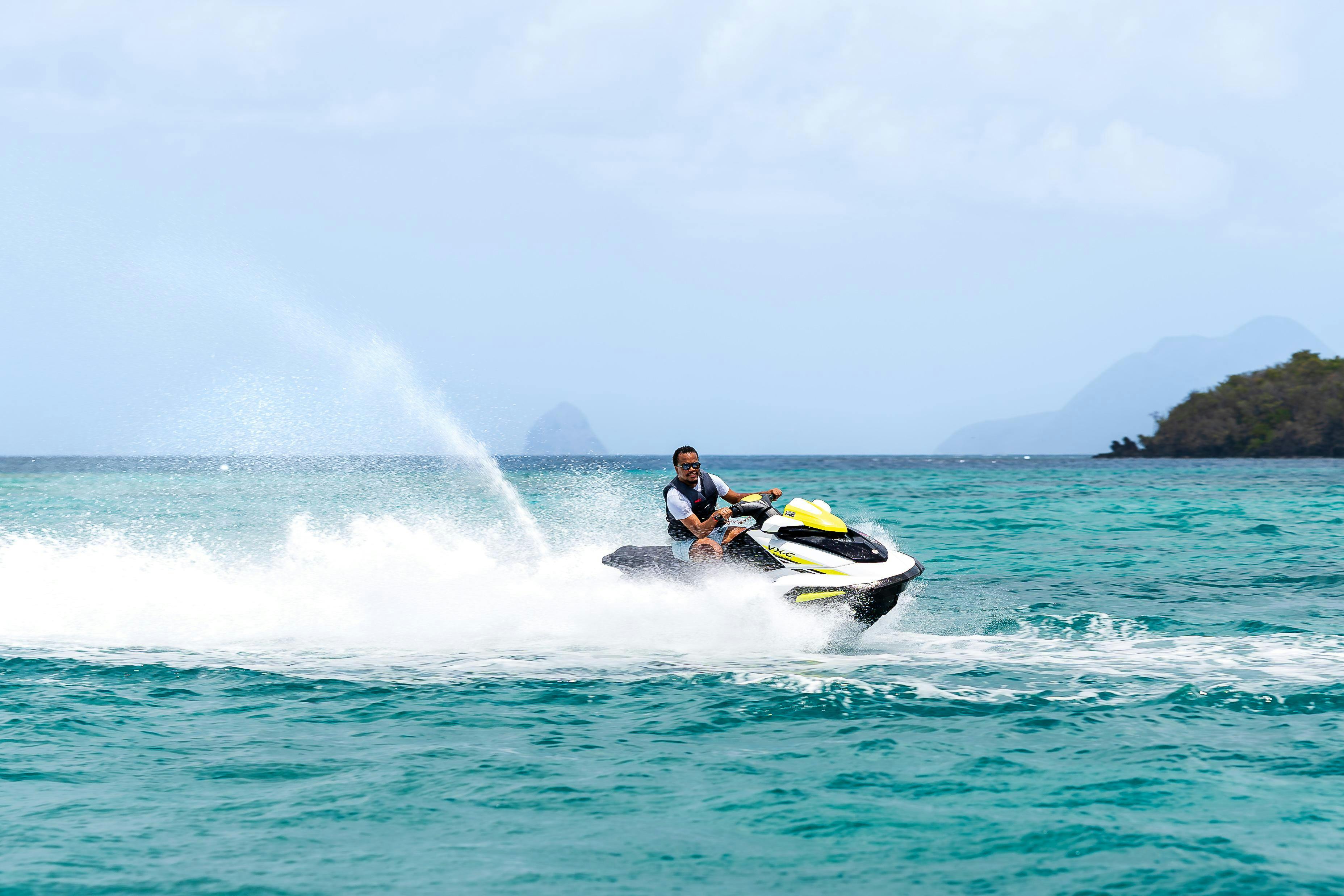 Jet 7 Martinique Uno de los instructores de jet 7 en una de sus motos acuáticas durante un safari.