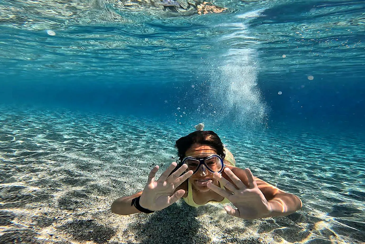 Panorama mozzafiato con montagne e mare, dove hanno luogo le attività di Davide Skipper Arbatax.