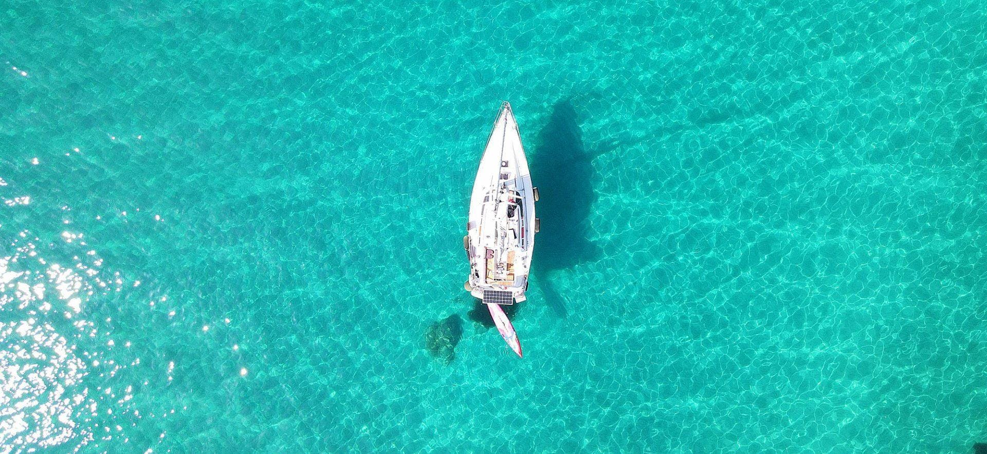 Isula Voile Formation Ajaccio El velero Isula Aventure Ajaccio sobre las cristalinas aguas azules.