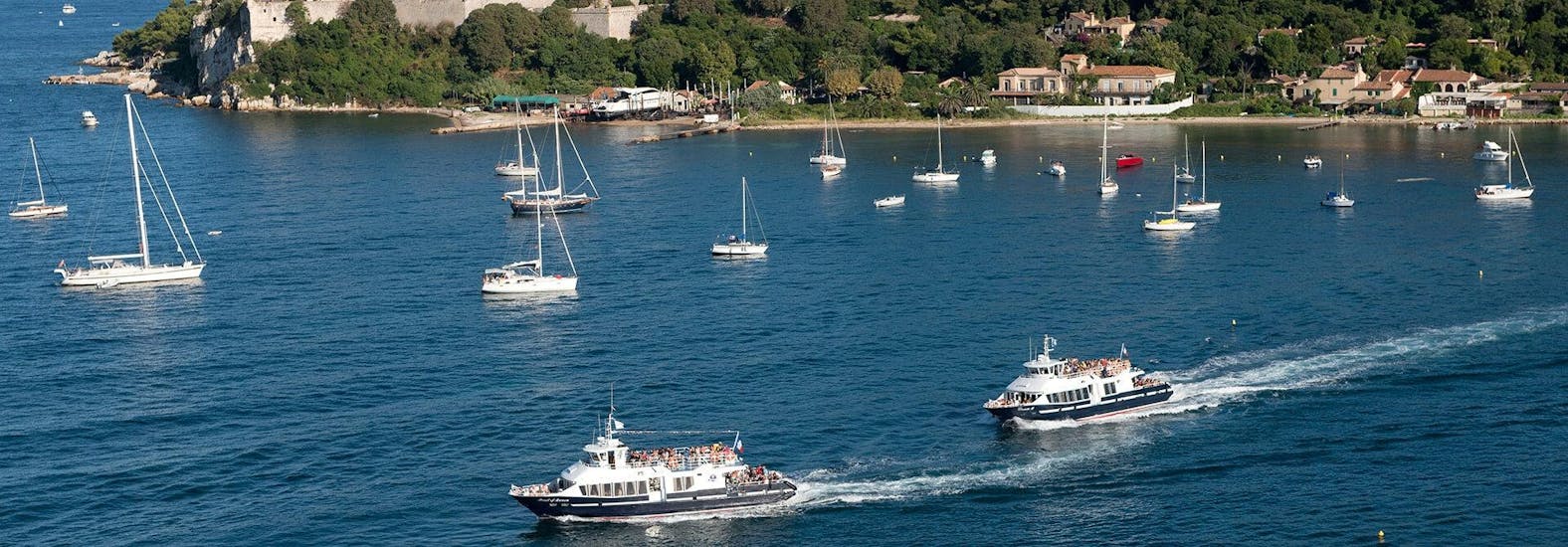 Boten in de baai van Cannes door Riviera Lines