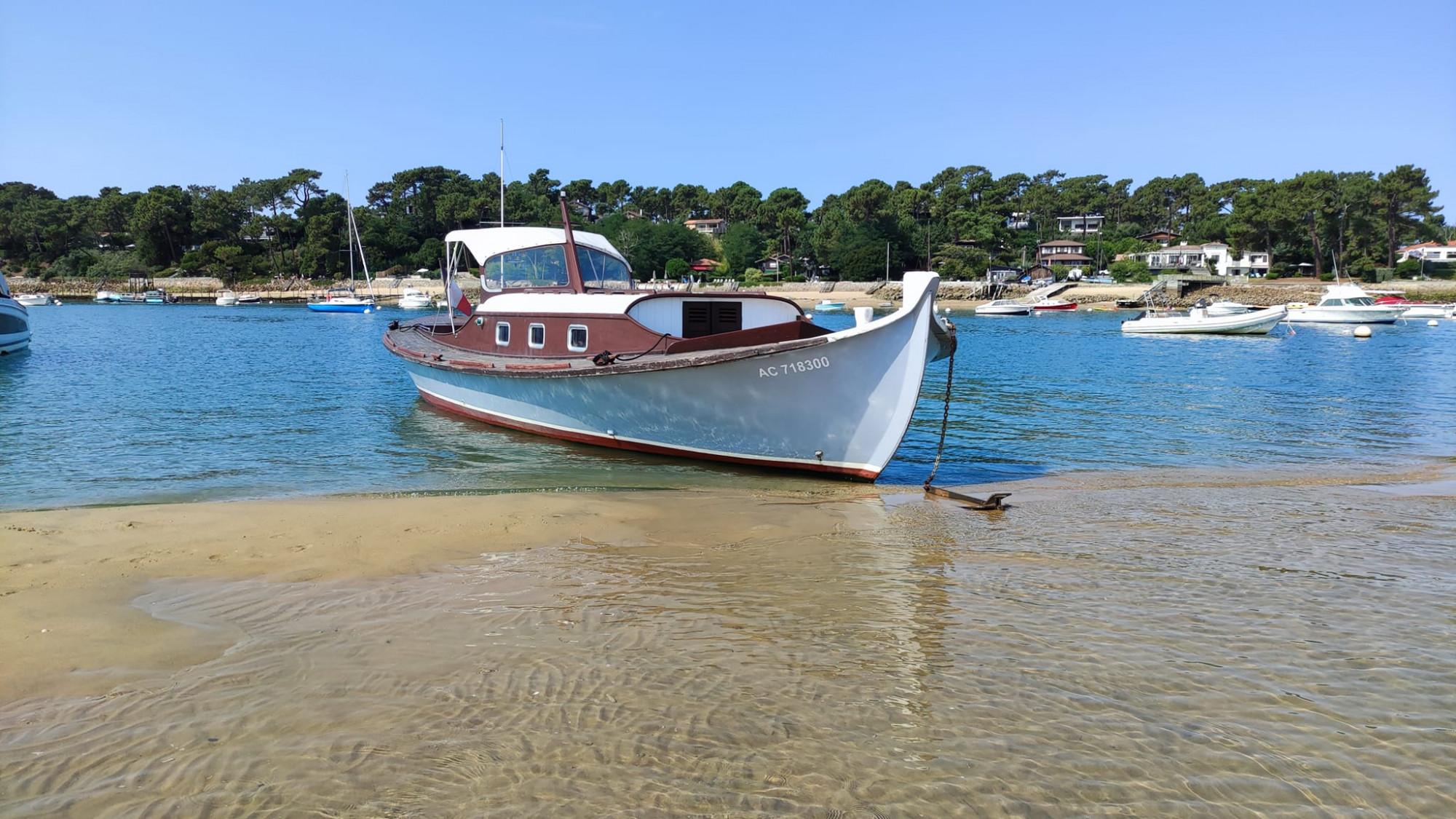 Die traditionelle Pinasse am Ufer des Wassers im Bassin mit Pinasse au gré des marées Arcachon.
