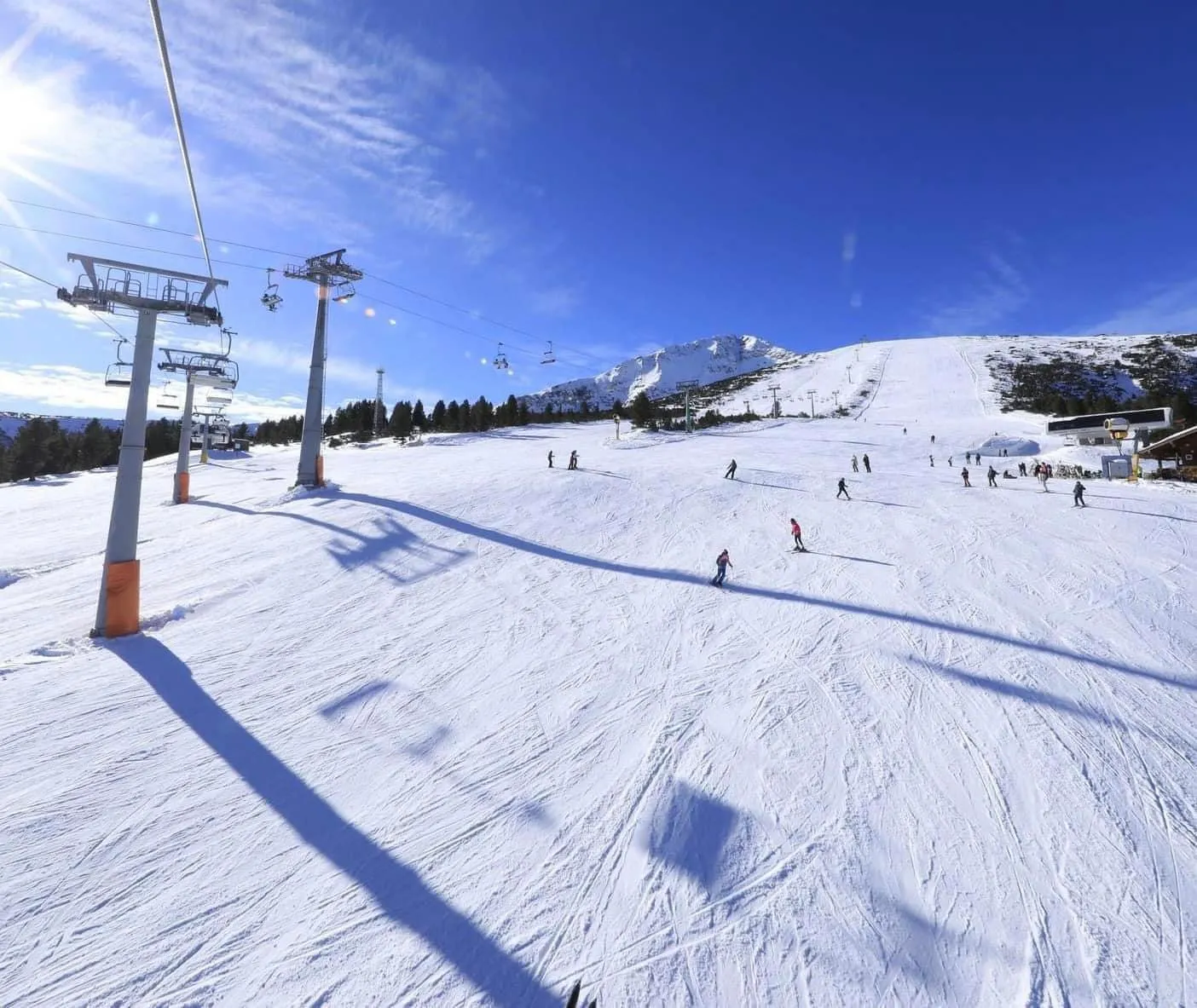 Pirin 2000 Ski School & Hire Bansko Prachtige landschappen met bergen en zee, waar de ervaringen van Pirin 2000 Ski School & Hire Bansko plaatsvinden.