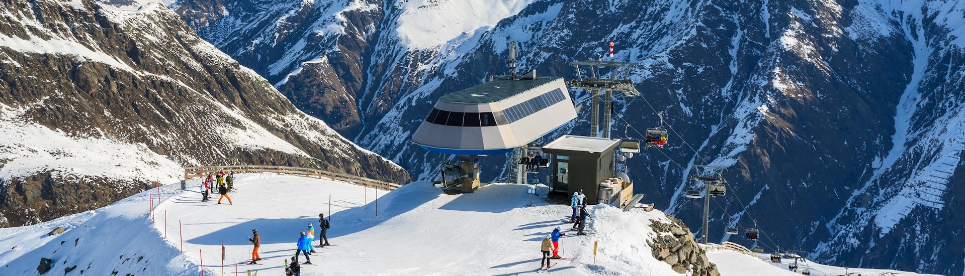 Ausblick auf die sonnige Berglandschaft beim Skifahren lernen mit den Skischulen am Pitztaler Gletscher.