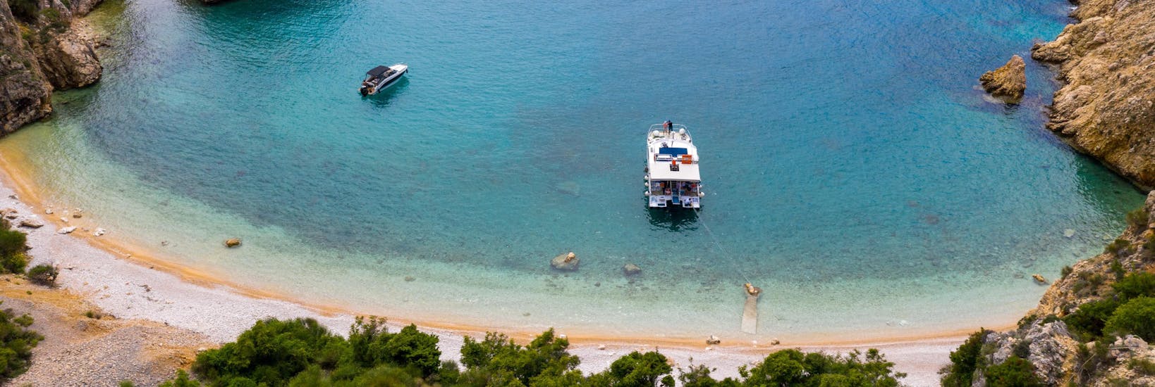 Picture of the boat from Plavnik Excursions Punat anchored in Fox Bay for a swimming stop.