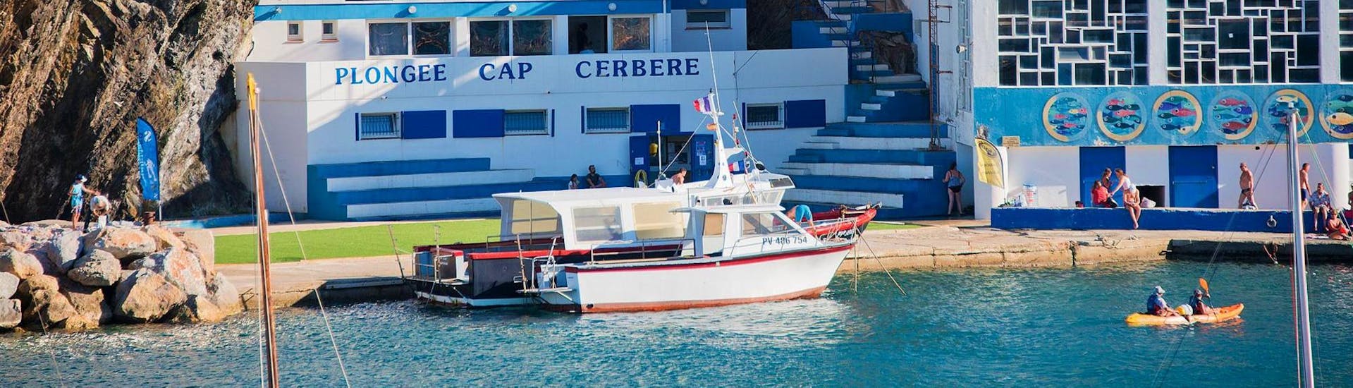 The boat of Plongée Cap Cerbère takes tourists to go to the Snorkeling activity in the marine reserve of Cerbère-Banyuls.