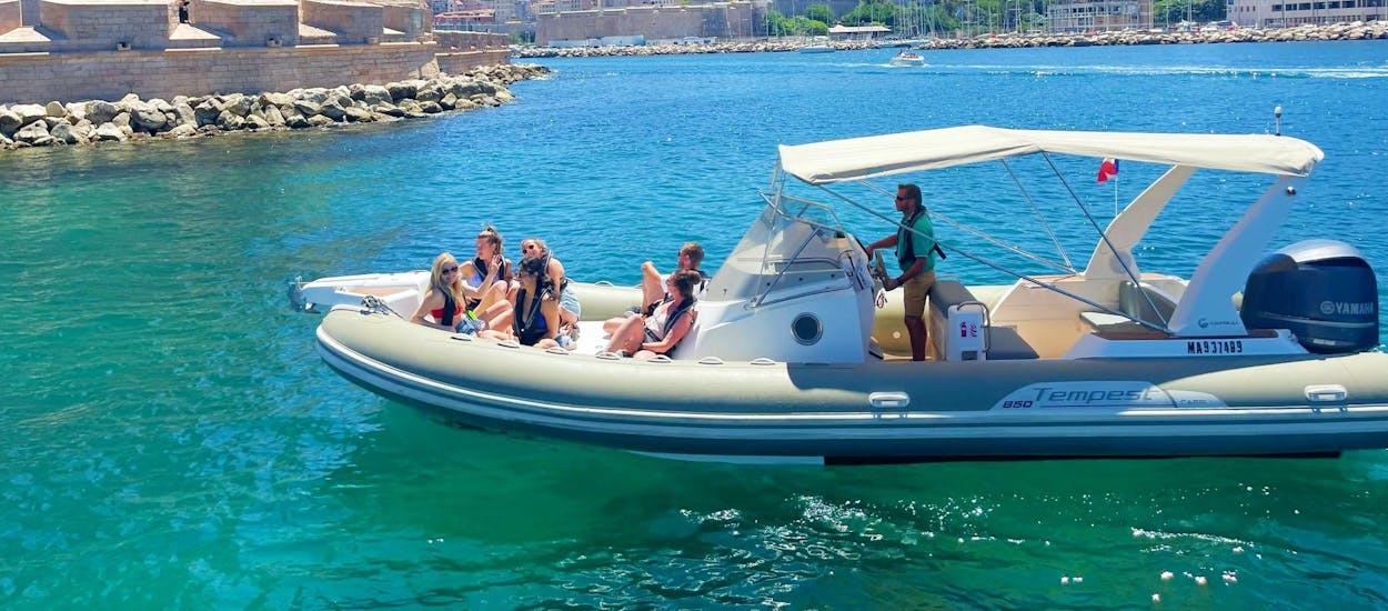 Des personnes visitent l'archipel du Frioul lors d'une balade en bateau avec Plus Belle la Mer Marseille.