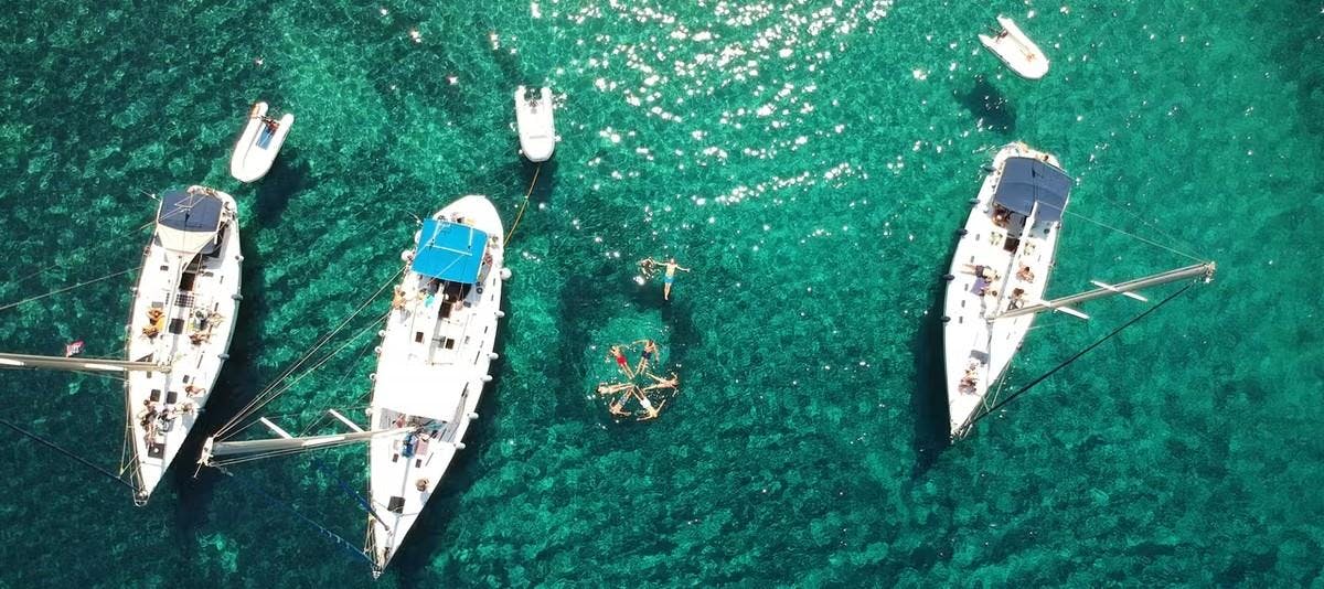 Polco Sailing Cruises Milos Beautiful landscapes showcasing mountains and sea, where the experiences of Polco Sailing Milos are taking place.