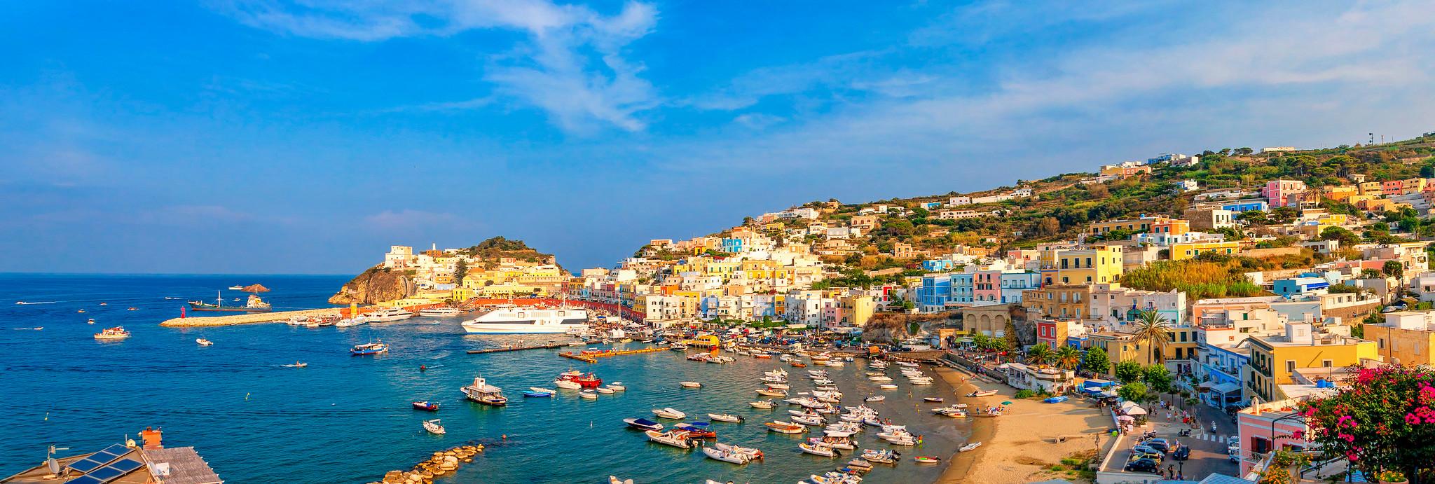 Panoramablick auf den Hafen und Hafen von Ponza, Latium, Italien.