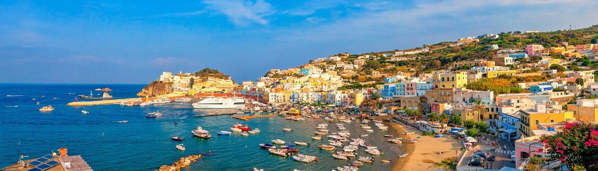 Ponza SEM Hero Panoramablick auf den Hafen und Hafen von Ponza, Latium, Italien.