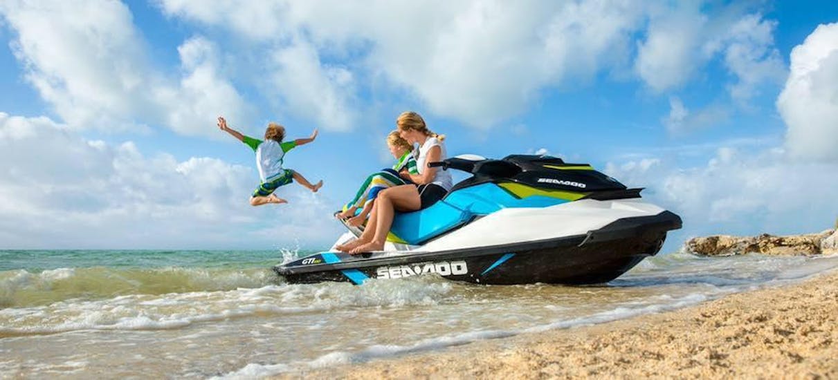 Familia disfrutando del JetSki Safari en la orilla de la playa con TodaJet.