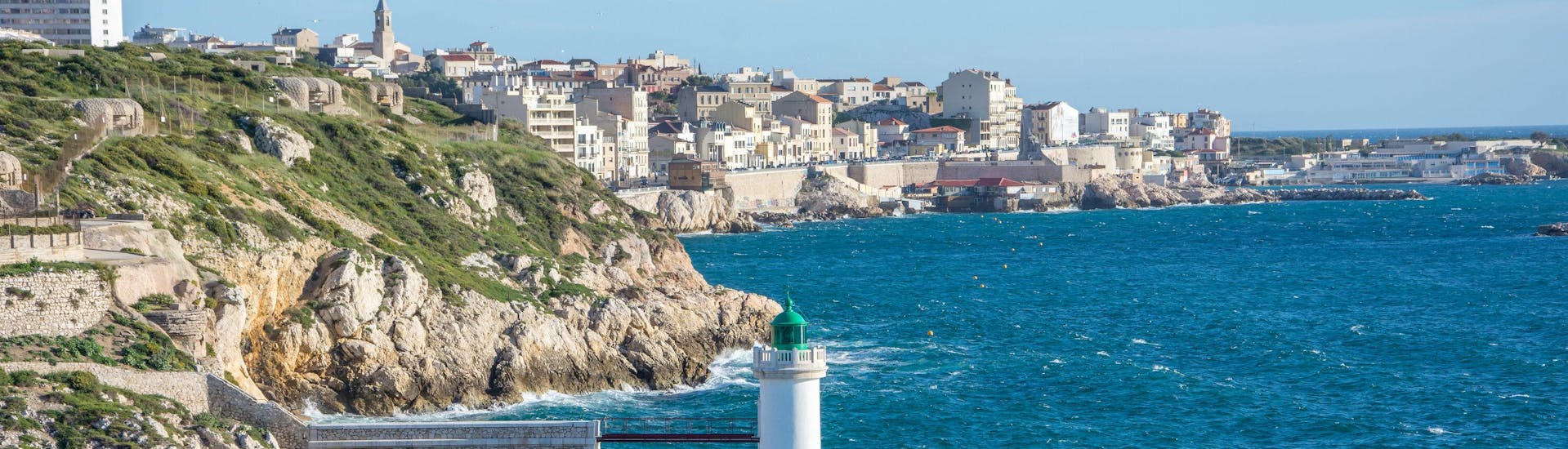 Blick auf die Küste und den Leuchtturm von Porticcio in Frankreich.