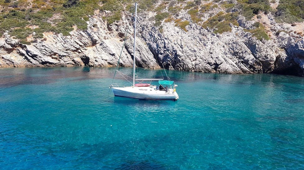 Hier ist das Segelboot, das Porto Scuba Halkidiki für Bootstouren zur Verfügung stellt.