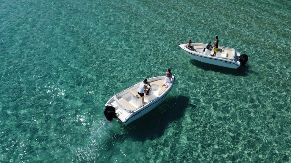 Boten in blauw water van Poseidon Rent a Boat Halkidiki.