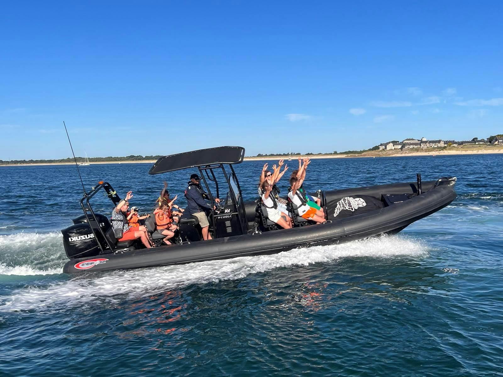 Prestige Evasion Arzon Beautiful landscapes showcasing mountains and sea, where the experiences of Prestige Evasion Arzon are taking place.