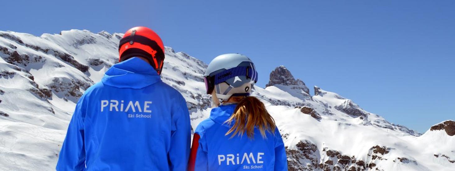 Skilehrer der Skischule  Prime Mountain Sport Engelberg blicken auf das Bergpanorama.