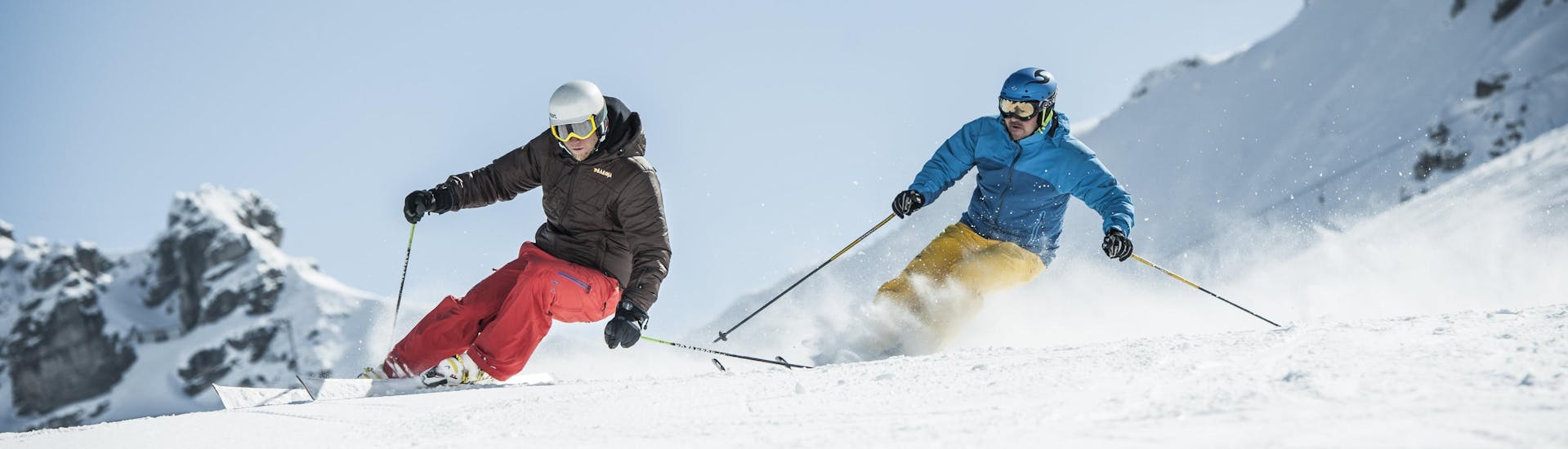 Un skieur travaille sa technique de ski avec son moniteur de ski lors d'un cours particulier de ski dans la destination de ski Maloja.