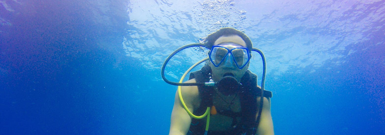 A man scuba diving with Propriano Plongée.
