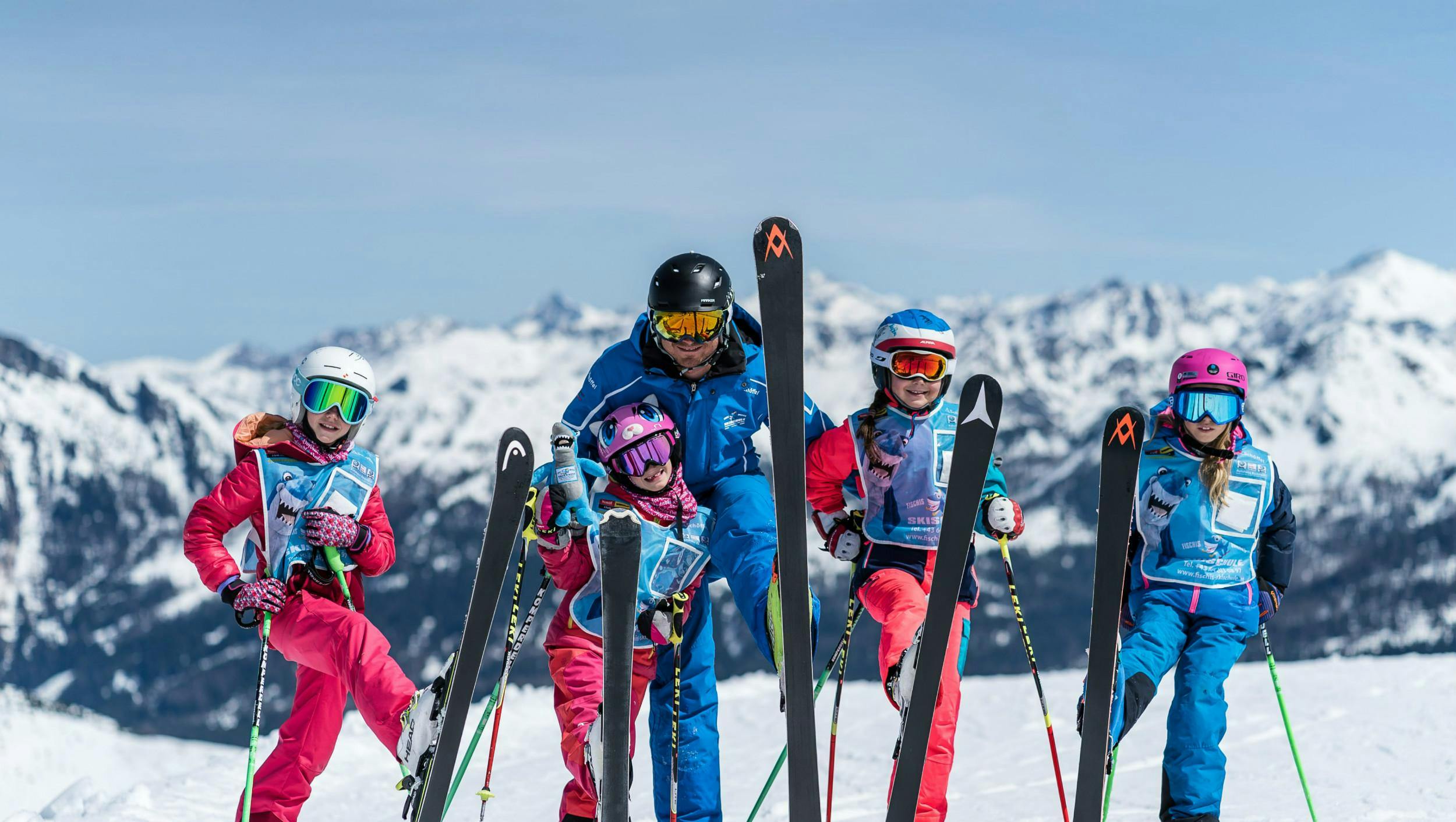 Prospekt Bild-38-min-hero Prachtige landschappen met bergen en zee, waar de ervaringen van Fischis Qualitätsskischule Flachau plaatsvinden.