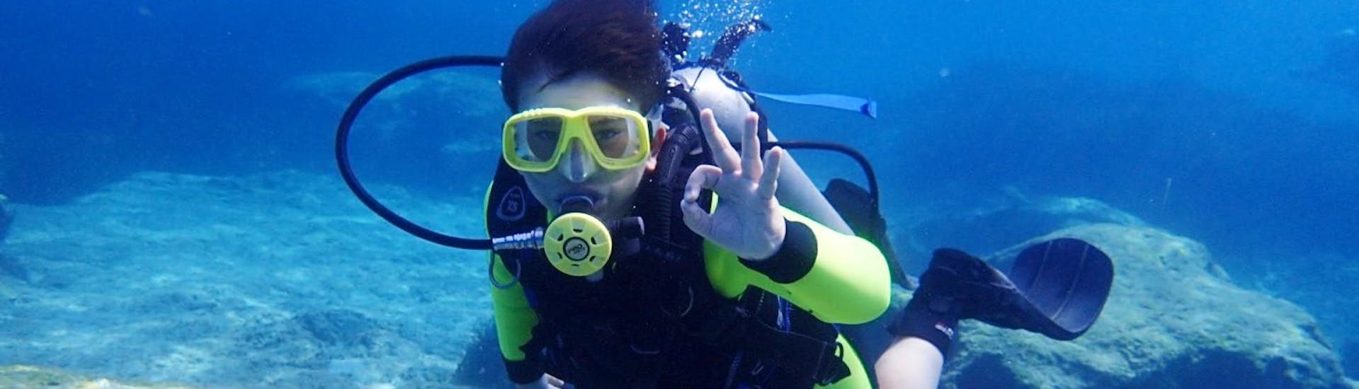 Ein Teilnehmer taucht Unterwasser bei einem Tauchkurs mit Taba Diving Cyprus.