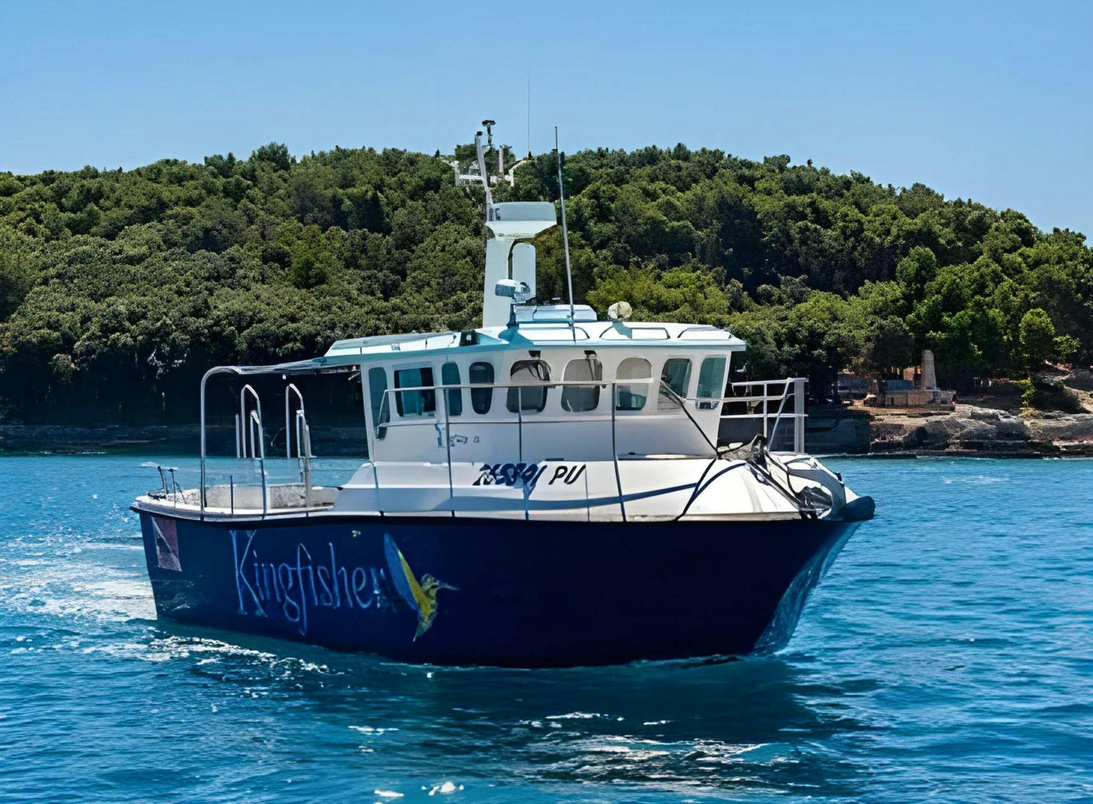 Pula Boat Tours  Beeindruckende Landschaften mit Bergen und Meer, wo Aktivitäten von Pula Boat Tours Croatia stattfinden.