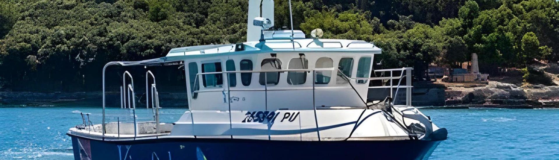Eines der Boote von Pula Boat Tours Croatia auf dem Wasser, bereit für die Fahrt entlang der Küste von Pula. 