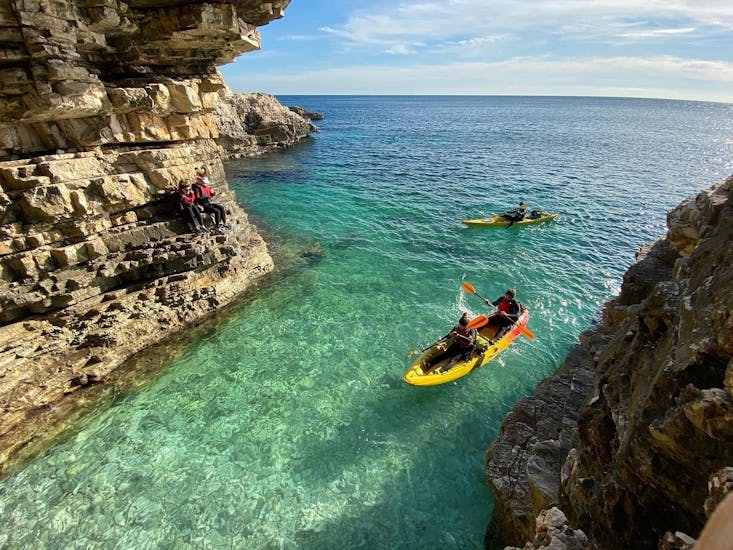 A kayaking activity takes place in Cape Kamenjak with Pula Outdoor.