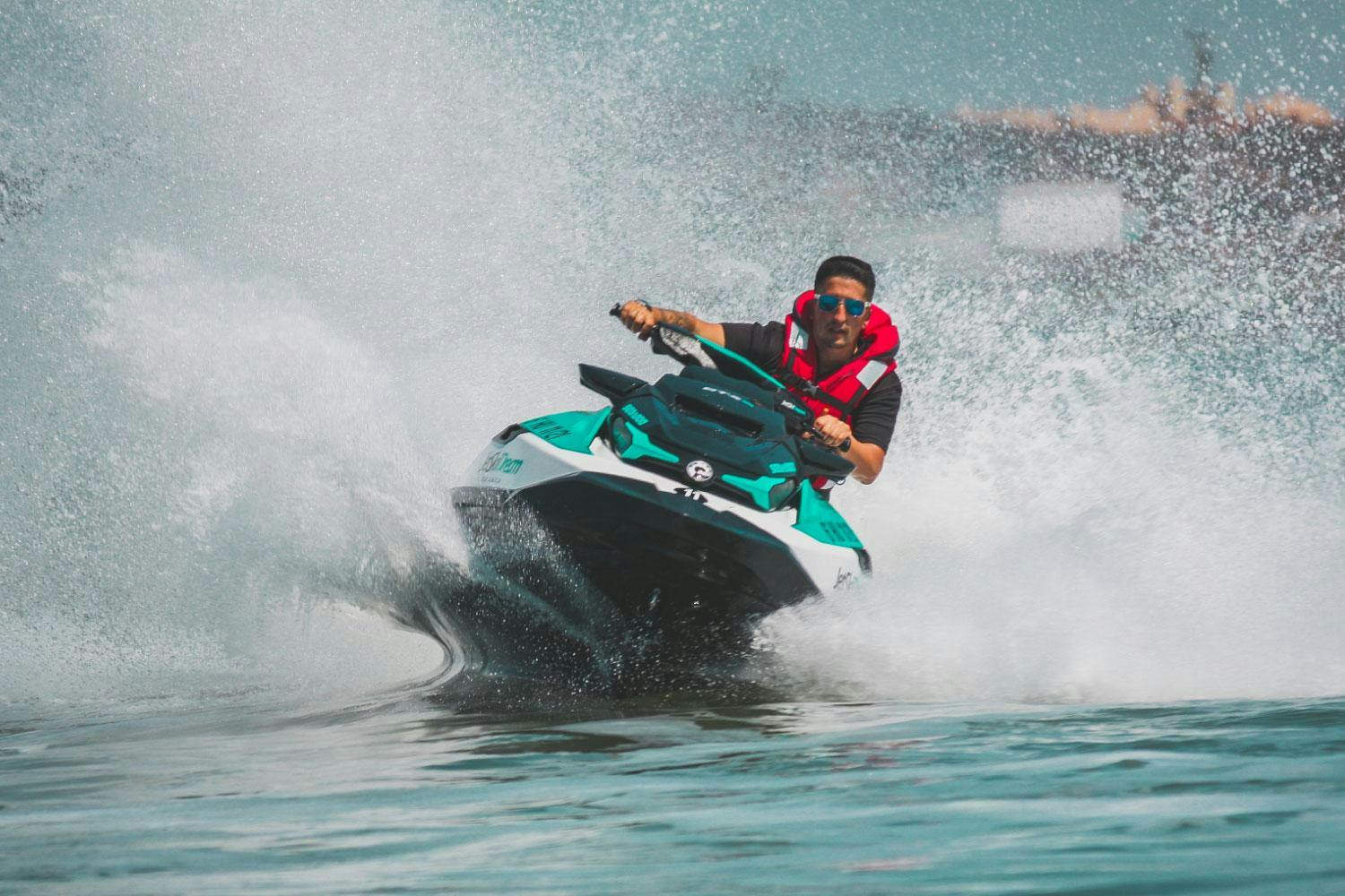 Pura-Vida Magnifique paysage de montagnes et de mer, où se déroulent les activités de JetSkiDream Huelva.