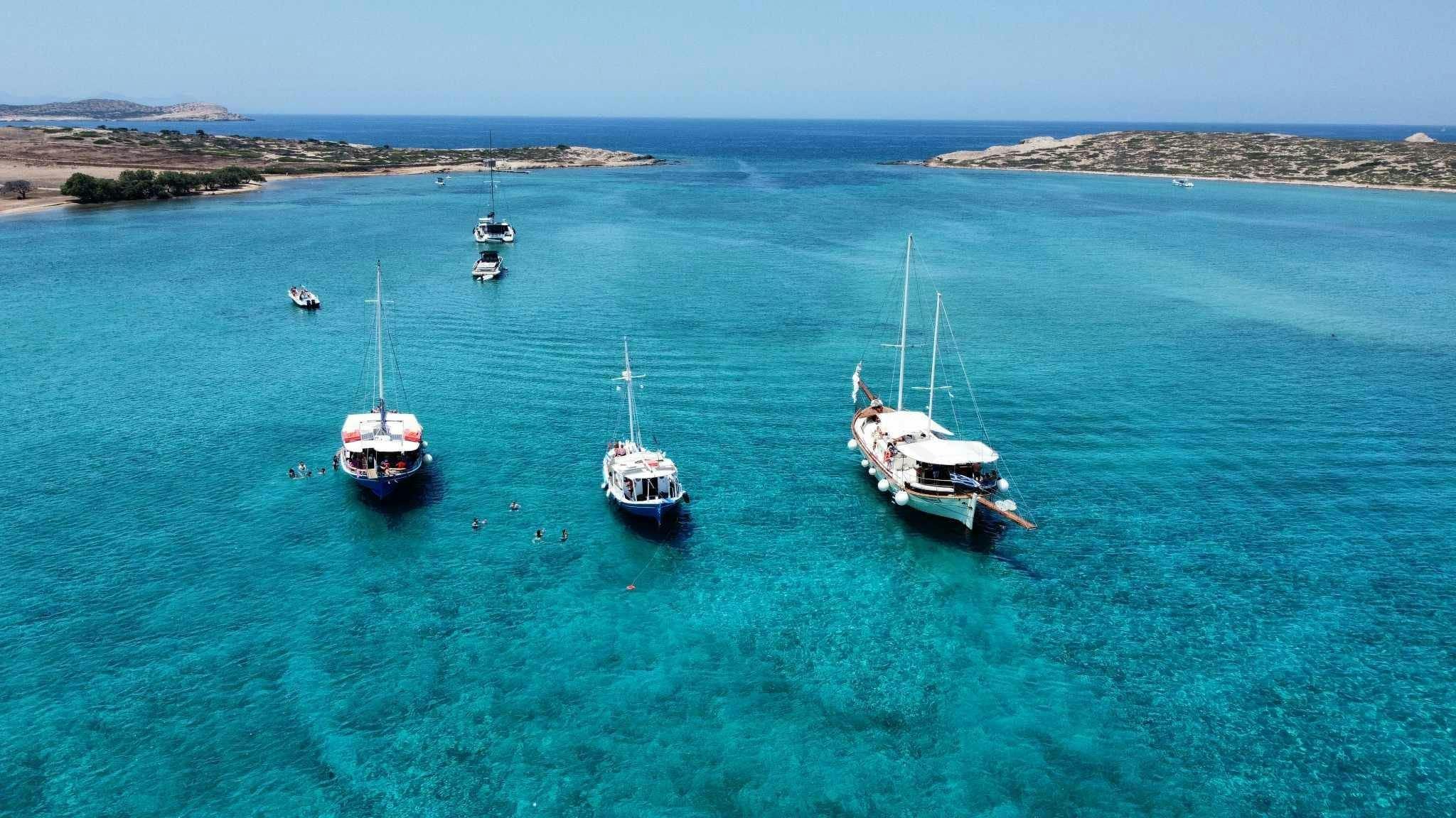 Pyrgaki Cruises Paros Foto van boten die gebruikt worden tijdens boottochten van Pyrgaki Cruises Paros.
