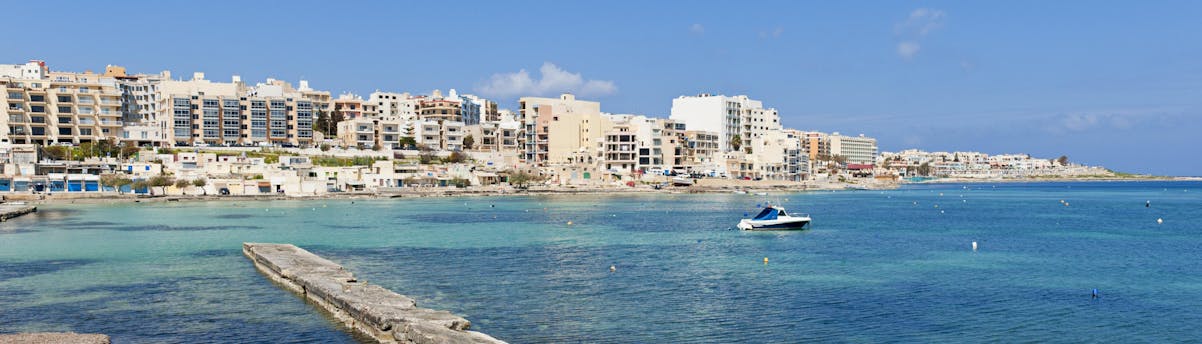 Qawra SEM Hero Ein Boot in der Nähe der Küste von Malta in Qawra.