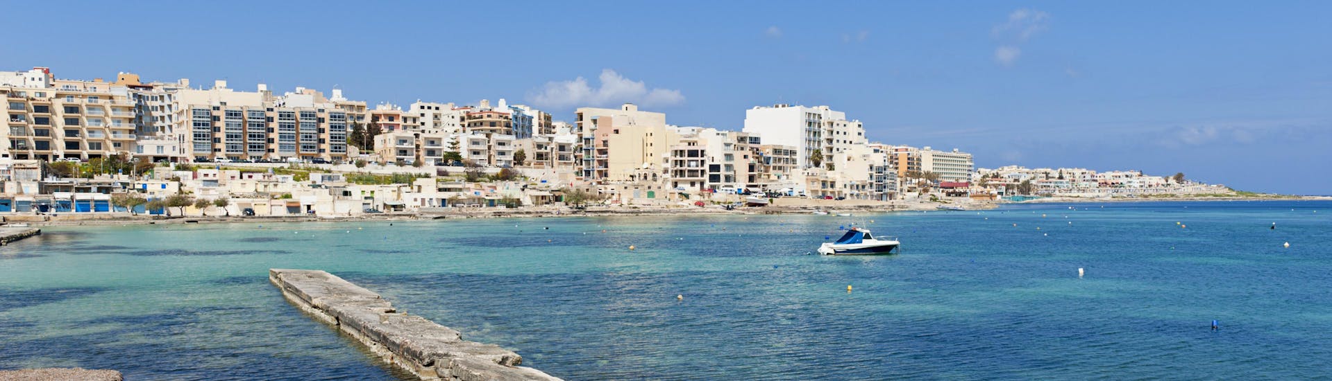 Una barca vicino alla costa di Malta a Qawra.