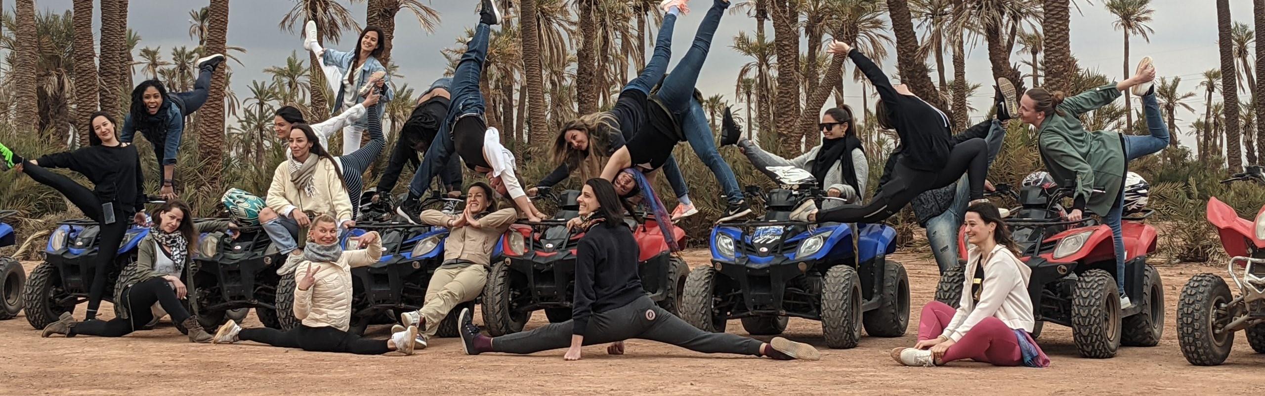 Eine Gruppe von Freunden auf ihren Quads während einer Quad Exception Marrakech Tour.