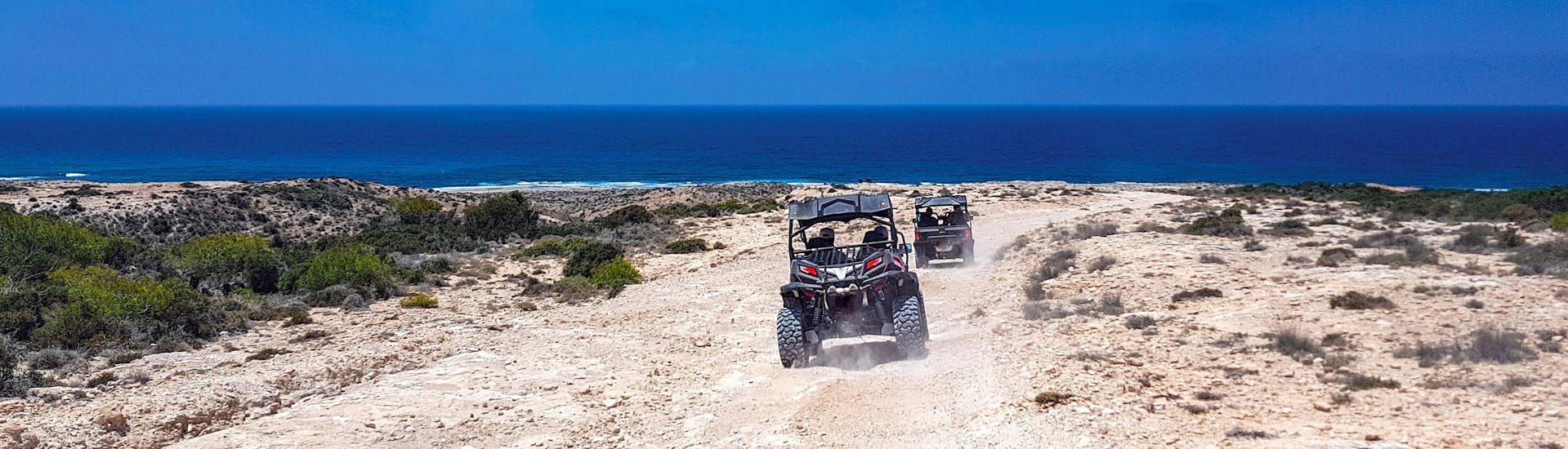 Twee buggy's op weg naar de kust tijdens een activiteit voor quad, ATV en buggy.